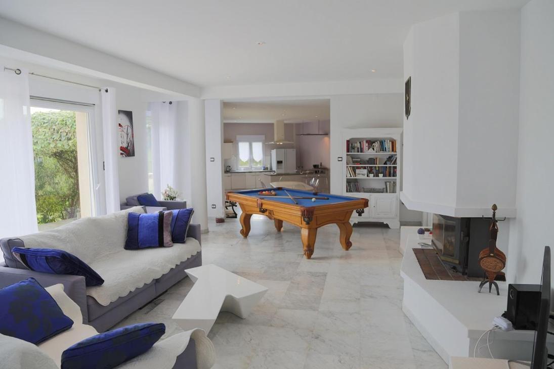 Elegante Villa De 180M3 Avec La Superbe Vue Connaux Kültér fotó